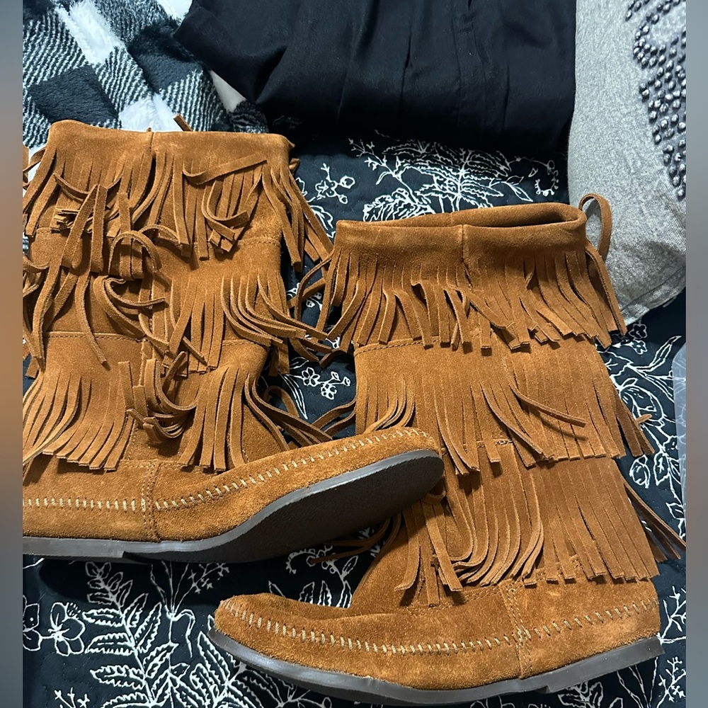 Minnetonka size 10 tall fringe boots!